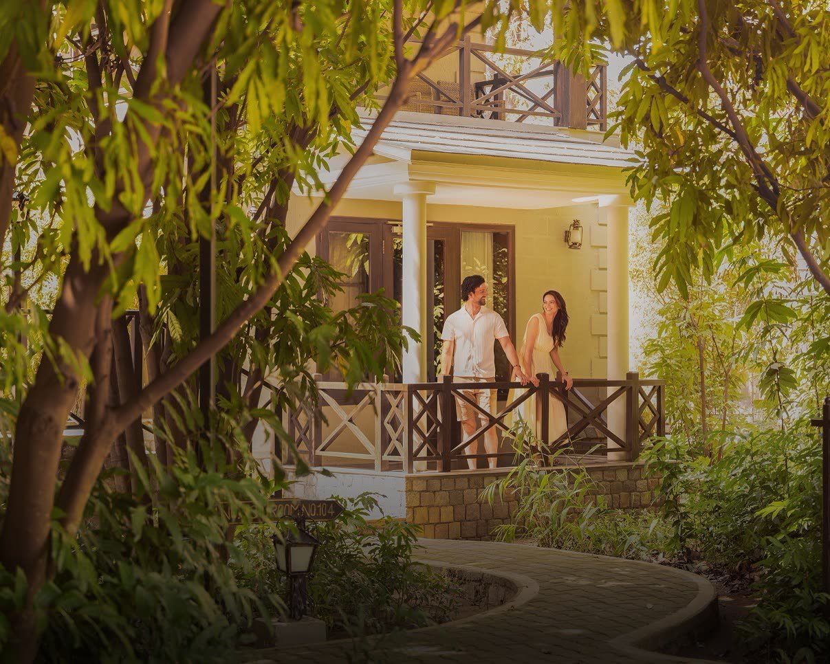 Guests on a balcony overlooking the grounds at Vaidekam